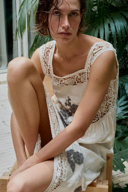 VESTIDO JACQUARD BORDADOS ABALORIOS / Crudo