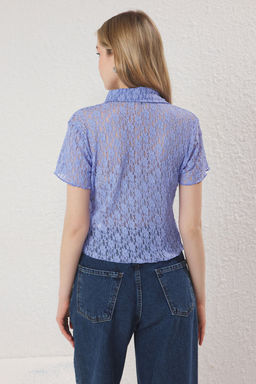 Trendyolmilla Ac?k Mavi Polo Yaka Dantel Fitted/Vucuda Oturan Esnek Orme Bluz TWOSS25BZ00407