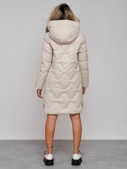 Пальто утепленное молодежное зимнее женское бежевого цвета 589899B - RoccaManer фото 5