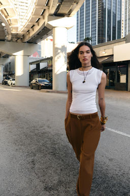 PANTAL?N PINZAS CINTUR?N / Tabaco