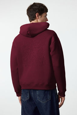 Bordo Oversize/Genis Kesim S?rt? Nak?s Detayl? Kapusonlu Sweatshirt TMNAW25SW00142