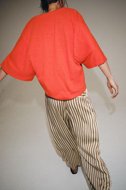 CAMISETA ESCOTE PICO / Coral