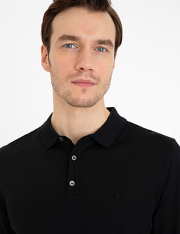 Черный базовый трикотажный свитер приталенного кроя с воротником-поло - Cacharel фото 8