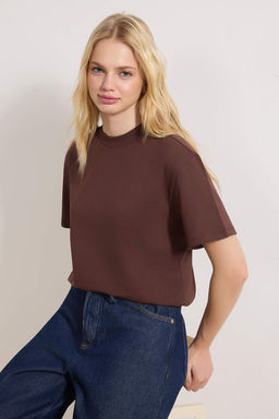 Koyu Kahverengi %100 Pamuk Basic Regular/Normal Kal?p Dik Yaka Orme T-Shirt TWOAW20TS0096
