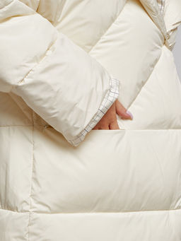 Пальто утепленное молодежное зимнее женское светло-бежевого цвета 52395SB - Holdluck фото 12