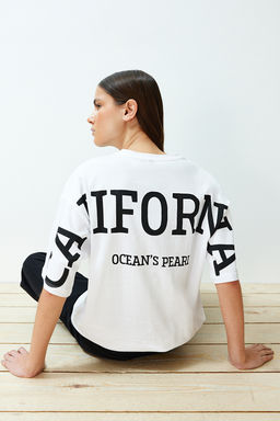 Beyaz %100 Pamuk S?rt Slogan Bask?l? Oversize/Genis Kal?p Orme T-Shirt TWOSS24TS00091