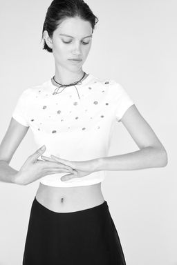 Camiseta cropped con detalles decorativos