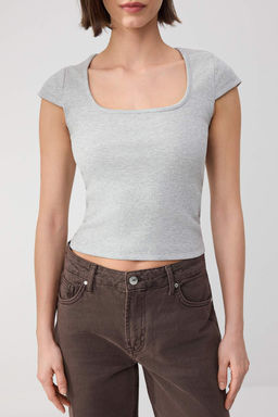 Siyah Fitted Kare Yaka K?sa Kollu Crop Fitilli Esnek Orme Bluz TWOSS26BZ00155 - Trendyolmilla фото 16