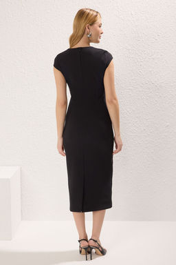 Siyah Kemerli Duz Vucudu Saran Midi Dokuma Elbise TWOSS25EL00211