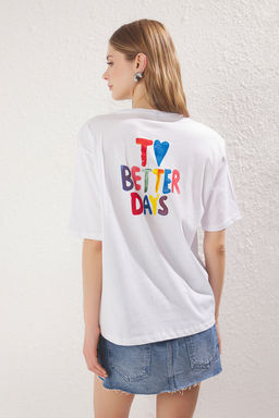 TRENDYOLMILLA Ekru %100 Pamuk Kalp ve Slogan Bask?l? Oversize/Genis Kesim Orme T-Shirt TWOSS25TS00177 фото 2