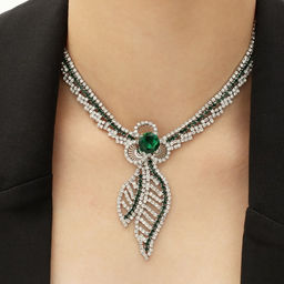 Набор 2 предмета: серьги, колье Феникс изгиб, цвет бело-изумрудный в серебре, 35 см