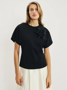 Футболка с брошью из перьев / Zarina