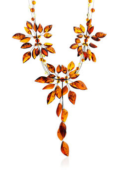 Нарядное объёмное колье из цельного янтаря коньячного цвета Первоцвет