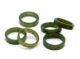 Кольцо из нефрита, ширина 5-6мм, размер 18 Радуга камня