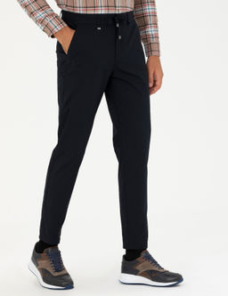 Темно-синие парусиновые брюки морковного кроя