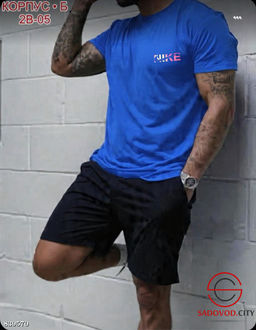 Спортивный мужской костюм