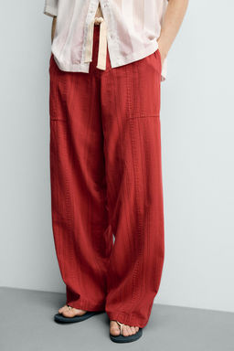 PANTAL?N RELAXED FIT ESTRUCTURA RAYAS / Rojo