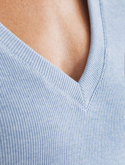 Футболка из плотного трикотажа в рубчик с V-образным вырезом - Vilatte фото 2