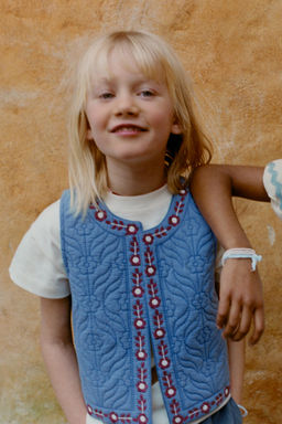 CHALECO TEXTURA BORDADOS / Azul