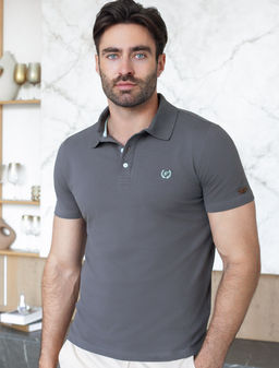 Футболка-поло из фактурного трикотажа