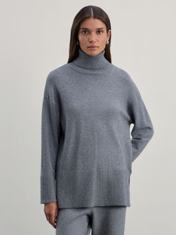 Джемпер из вискозы с разрезами по бокам / Zarina