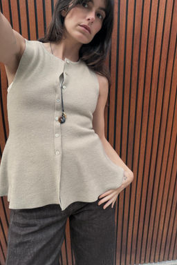 TOP RIB PEPLUM BOTONES / Crudo medio