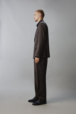 PANTAL?N REGULAR FIT TRAJE ESPIGA / Marr?n