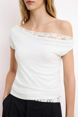 Ekru Fitted/Vucuda Oturan Asimetrik Yaka Dantel Detayl? Crop/K?sa Esnek Orme Bluz TWOSS26BZ00356 - Trendyolmilla фото 3