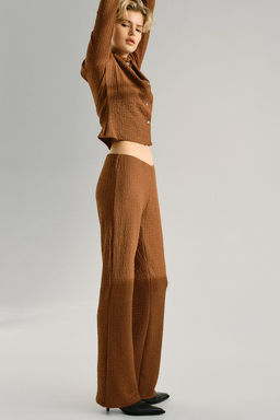 Pantalon acampanado con efecto arrugado