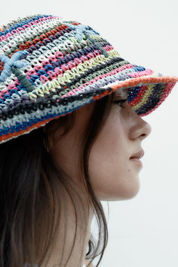 MULTICOLOURED BRAIDED BUCKET HAT