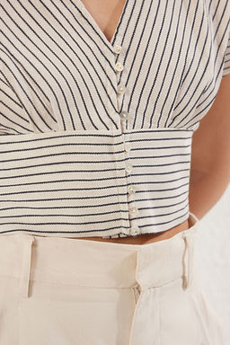 TRENDYOLMILLA Beyaz Keten Gorunumlu K?sa Kollu Crop Boy Dokuma Gomlek TWOSS25GO00035 фото 4