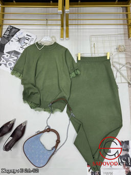 Костюм с юбкой и кофтой с кружевами