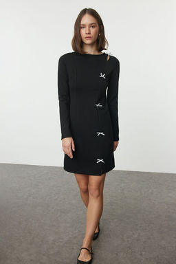 TRENDYOLMILLA Siyah Duz Fiyonk Detayl? Mini Bodycone/Vucuda Oturan Esnek Orme Elbise TWOAW25EL00229