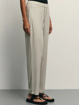 Прямые льняные брюки с эластичным поясом / Zarina фото 4