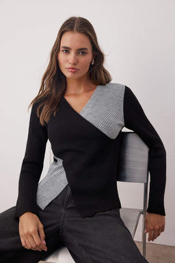 Siyah Fitted/Vucuda Oturan Kruvaze Ince Triko Kazak TWOAW26KZ00178