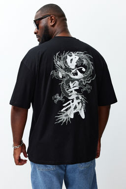 TRENDYOL MAN Buyuk Beden Siyah Oversize/Genis Kesim Uzak Dogu Bask?l? %100 Pamuklu T-shirt TMNSS24BF00032