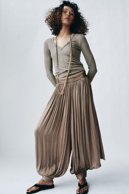 CAMISETA RIB ESCOTE PICO / Khaki claro