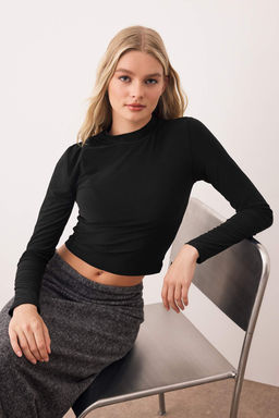 Siyah Kolu Buzgu Detayl? Fitted/Vucuda Oturan Dik Yaka Crop Esnek Orme Bluz TWOAW23EL01391