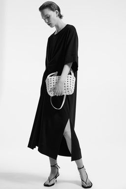 Vestido camiseta con detalle girado