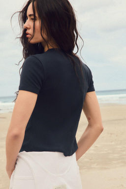 T-SHIRT WITH BACK SEAM - Zara фото 22