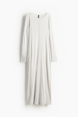 Vestido ajustado con costura decorativa