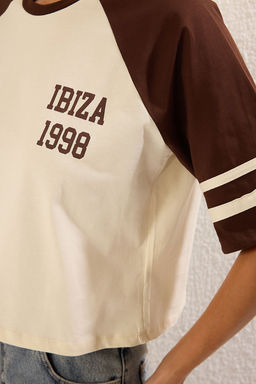 Tas %100 Kal?n Pamuklu Renk Bloklu Slogan Bask?l? Relaxed Crop Orme T-Shirt TWOSS25TS00067