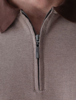 Лонгслив из мягкого фактурного трикотажа с плетеным воротником поло на молнии - Vilatte фото 2
