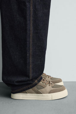 RETRO STYLE TRAINERS