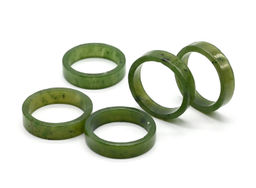 Кольцо из нефрита, ширина 5-6мм, размер 19 Радуга камня