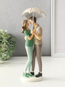 Фигура полистоун Влюблённые в вязанных джемперах, под зонтом, 8.5?9.5?25.5 см