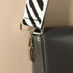 Ручка для сумки «Зебра», стропа, с карабинами, 139±3×3.8 см, чёрно-белая