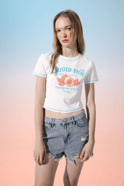 Классная футболка с коротким рукавом в рубчик с круглым вырезом и принтом - Defacto фото 3