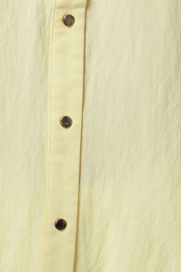 Блузка из вискозы полотняного плетения.