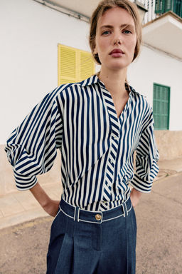 CAMISA CON LINO MANGA ABULLONADA / Azul / Blanco